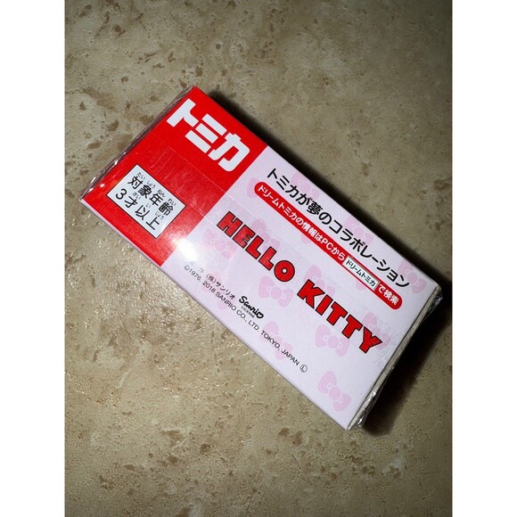 Takara Tomy Dream Tomica Hello Kitty Apple Carry Toy Car No.152 - Picture 3 of 4